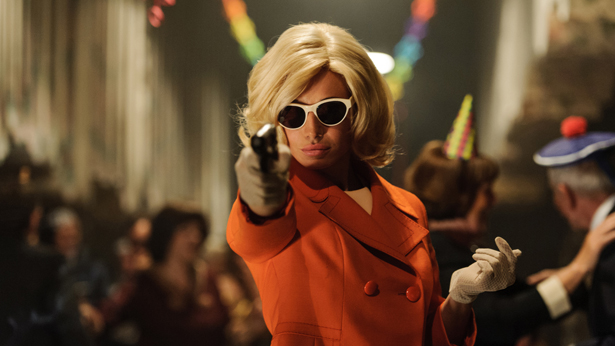 " Banklady ", SYRREAL ENTERTAINMENT GmbH, 2012 08.06.2012 DT2 Bild 85 Betriebsfasching. Gisela kommt als Banklady. Rolle Gisela (Nadeshda Brennicke) Rolle Uwe (Andreas Schmidt) Rolle Fanny (Henny Reents) Foto: Stefan Erhard